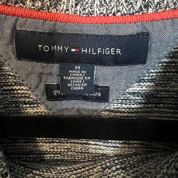 A Tommy Hilfiger crew neck sweater in gray and a size medium - Picture 3 of 7